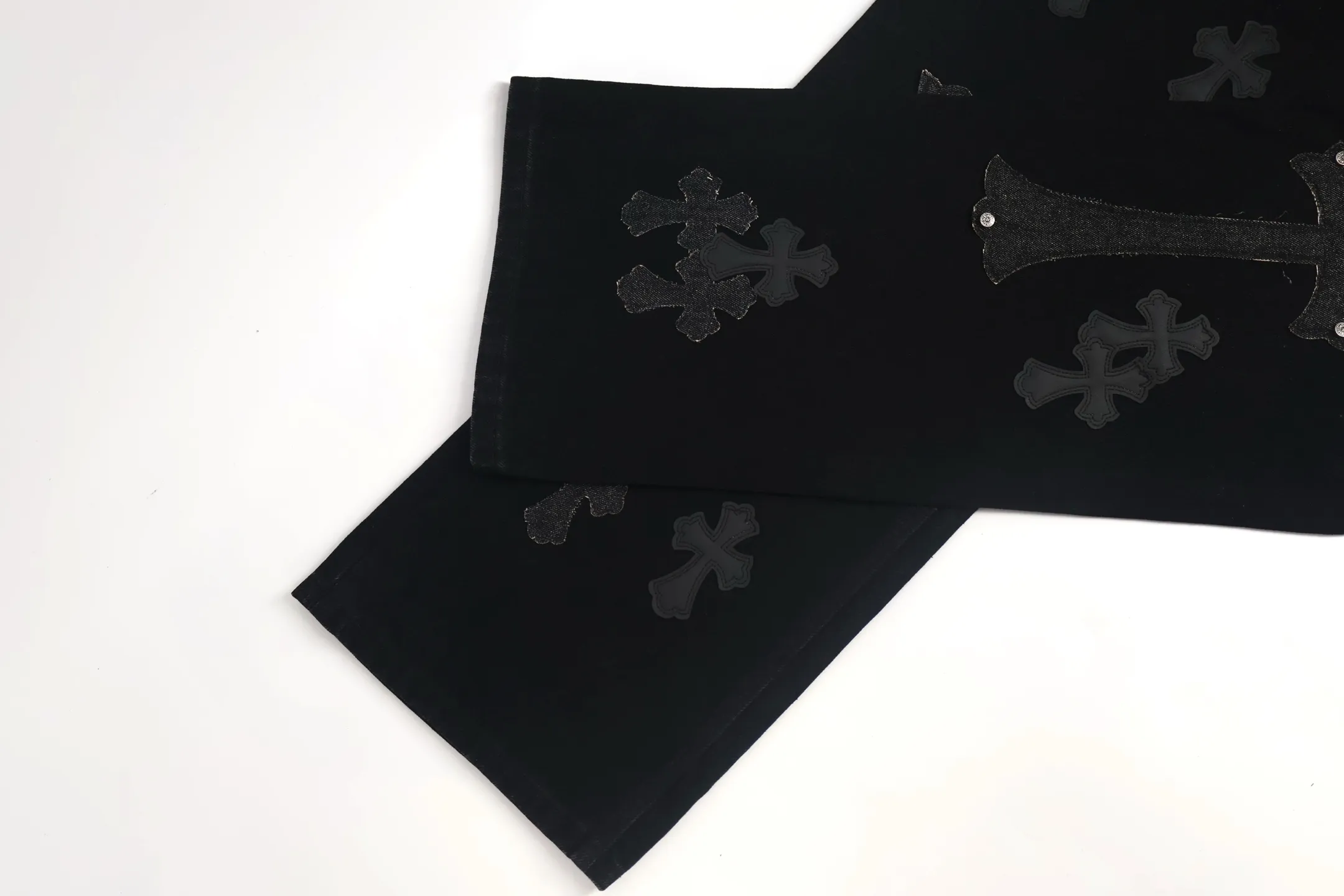 🅿️800 [Exclusive supply] CH Crow Heart Cow King Jeans (Black) Use genuine levis502 as the base plate. Purchase the original version at 5W. Heavy washing, frayed and distressed, customized cowhide cross. After dyeing, it will be fixed and will not fade. Fully right-angle fit hand embroidery thread, a total of 5 small silver nails on the whole body, 1 silver medal, 5 Cross Scout flower buttons. The silver content is 85%. It is not made of 925 silver because the silver content is too high and it will easily turn black and oxidize, which affects the appearance. The printing adopts the garment screen water slurry printing process. Size:32/34/36/38